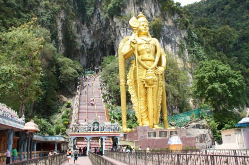 Batu Caves 04 - Statue und Treppen