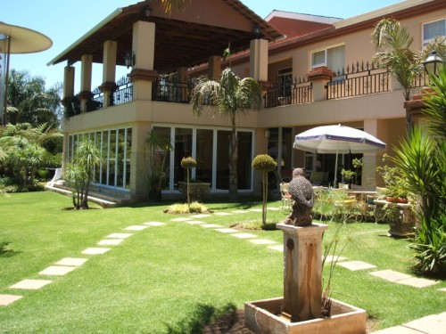 Hotel-03-Fruehstuecksraum-und-Terrasse