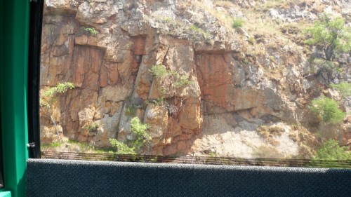 Seilbahn-02-ganz-schoen-dicht-am-Fels-vorbei