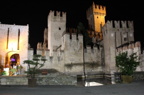 Sirmione 05 - Burg bei Nacht